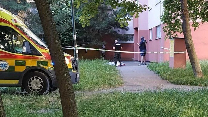 Dítě zemřelo po pádu z 11. patra bratislavského paneláku